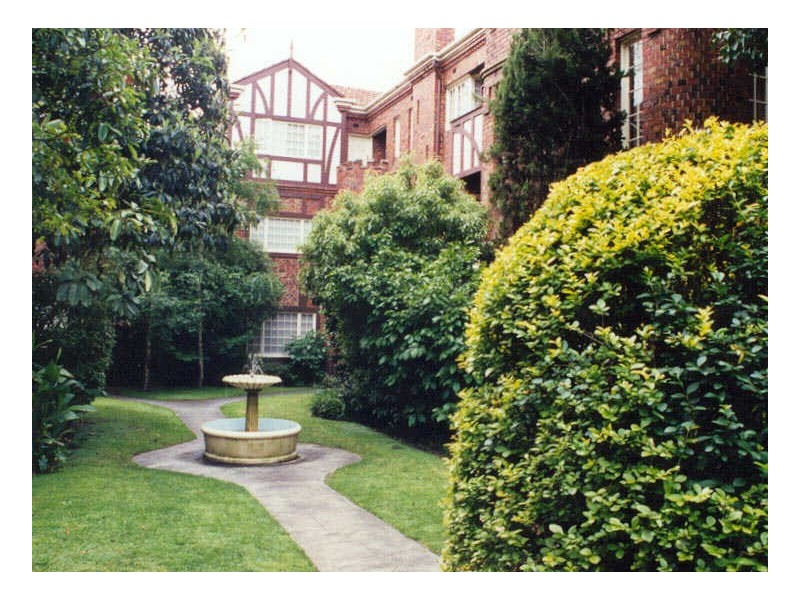 24/7  Eildon Road, St Kilda VIC 3182