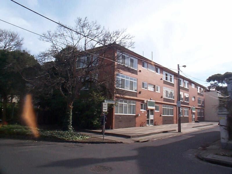 10/18  Robe Street, St Kilda VIC 3182