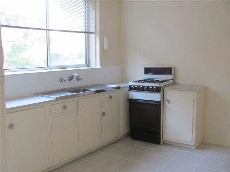 10/18  Robe Street, St Kilda VIC 3182