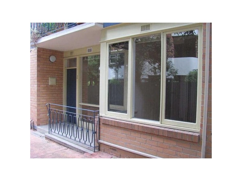 01/12  Robe Street, St Kilda VIC 3182