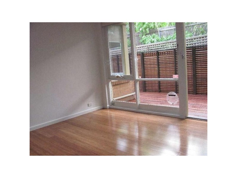 07/12  Robe Street, St Kilda VIC 3182