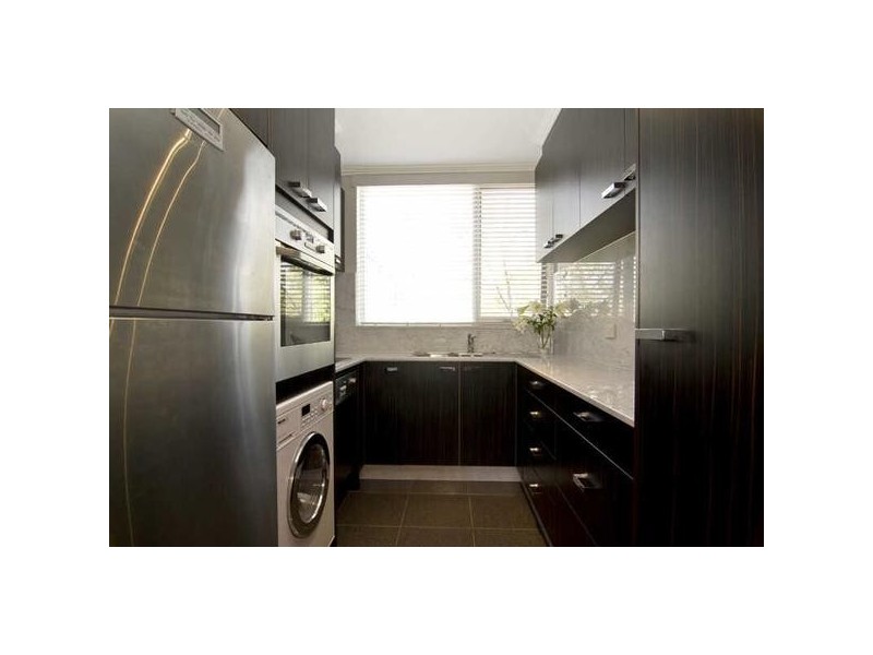 10/19  Robe Street, St Kilda VIC 3182