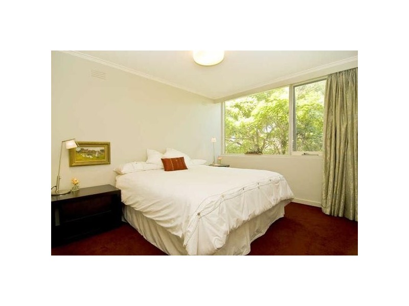 10/19  Robe Street, St Kilda VIC 3182