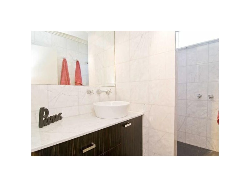 10/19  Robe Street, St Kilda VIC 3182