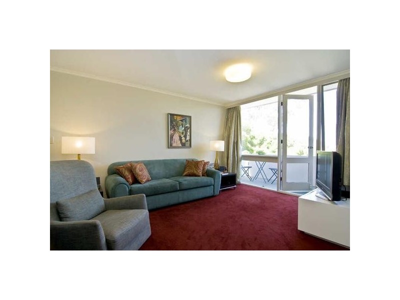 10/19  Robe Street, St Kilda VIC 3182