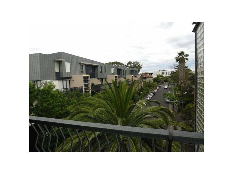 8/19  St Leonards Avenue, St Kilda VIC 3182