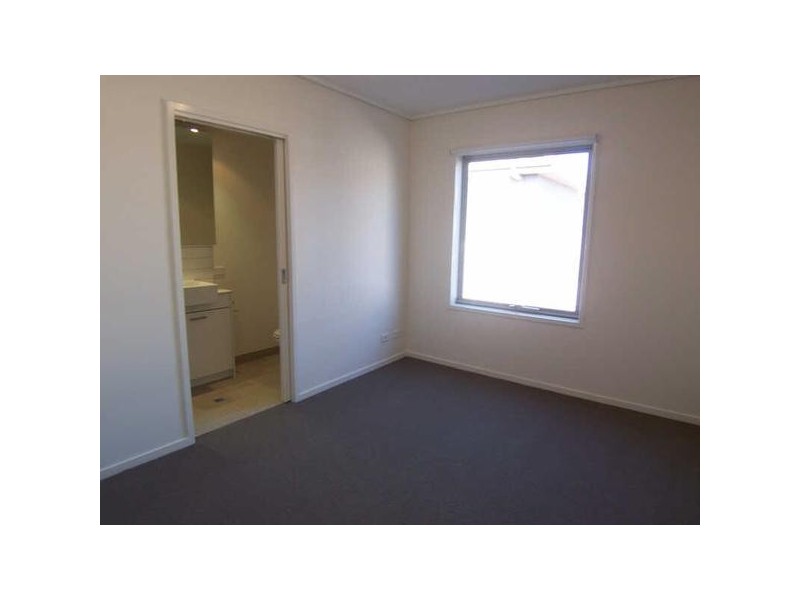 10D/12  Marine Pde, St Kilda VIC 3182
