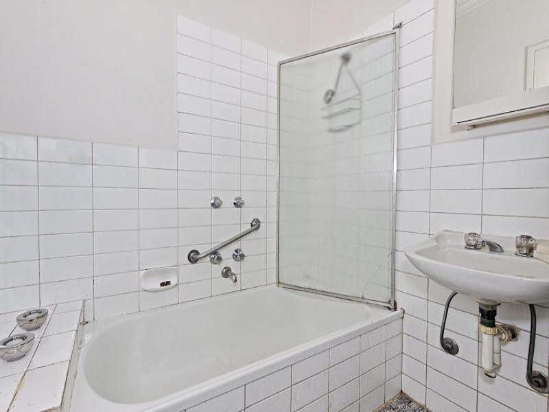 4/27  Robe Street, St Kilda VIC 3182