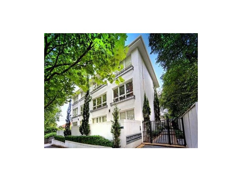 10/18  Burns Street, Elwood VIC 3184