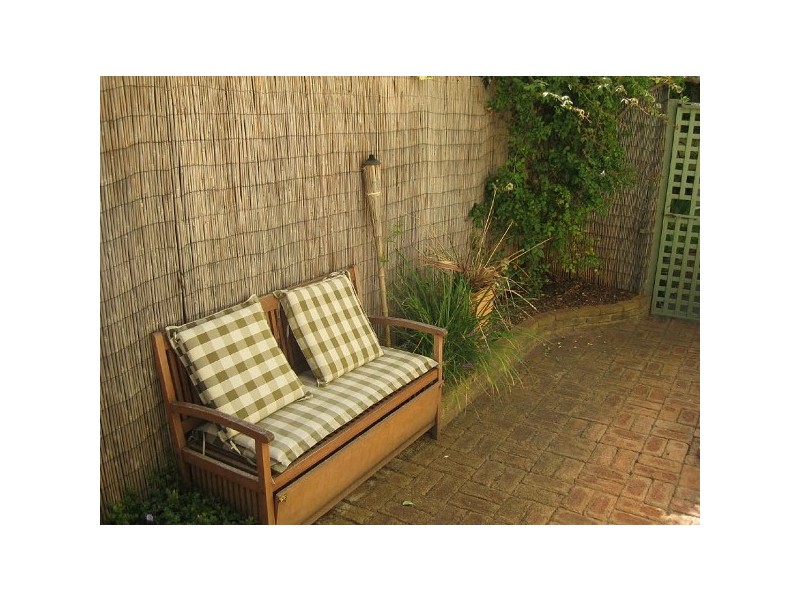 4/6  Westbeach Road, St Kilda West VIC 3182