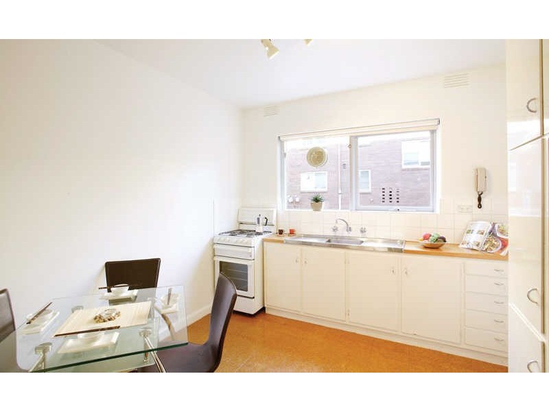 8/27  Mitford Street, St Kilda VIC 3182