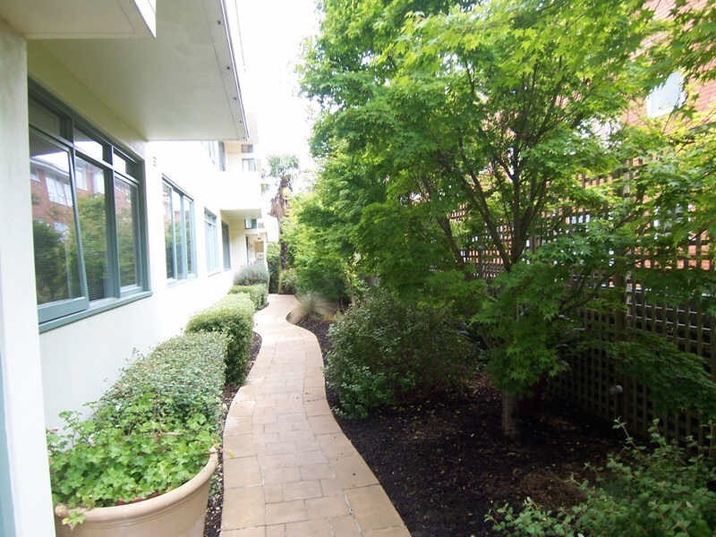 8/27  Mitford Street, St Kilda VIC 3182