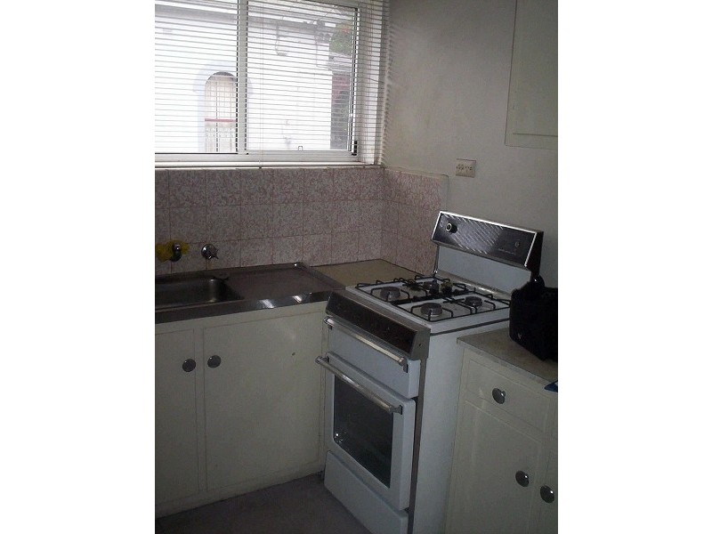 2/18  Robe Street, St Kilda VIC 3182