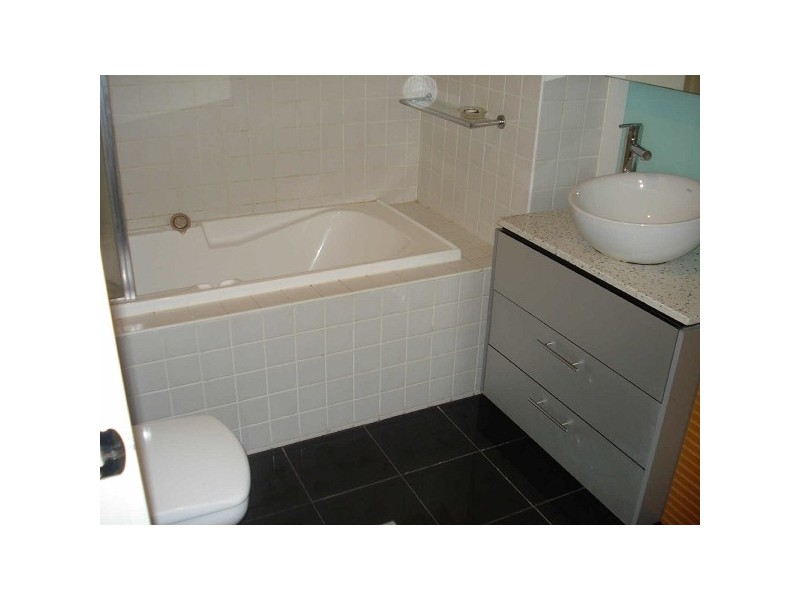 2/220  Barkly Street, St Kilda VIC 3182