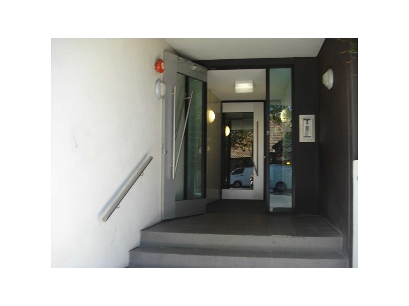 2/220  Barkly Street, St Kilda VIC 3182