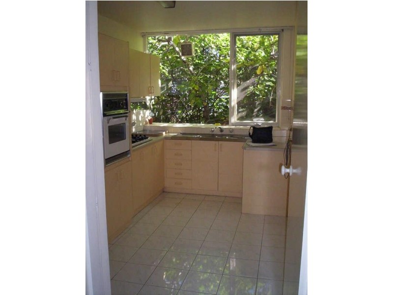 2/18  Charnwood Cresent, St Kilda VIC 3182