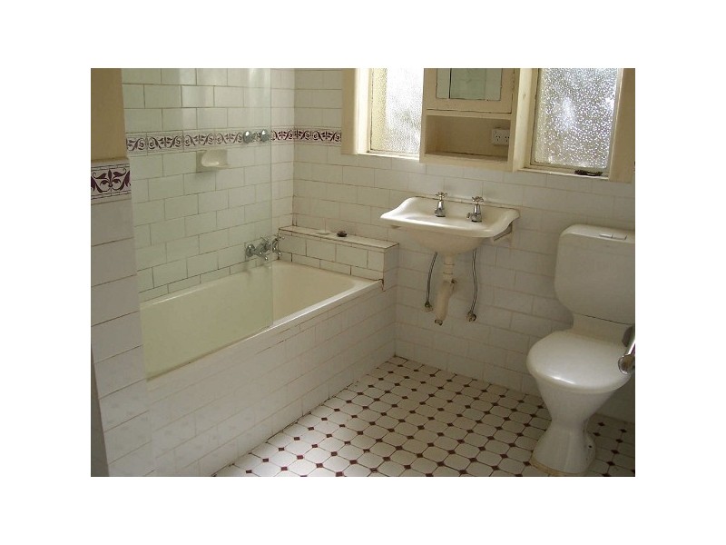 2/18  Charnwood Cresent, St Kilda VIC 3182