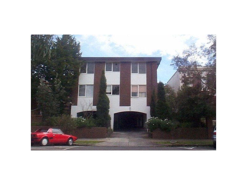 11/8  Robe Street, St Kilda VIC 3182