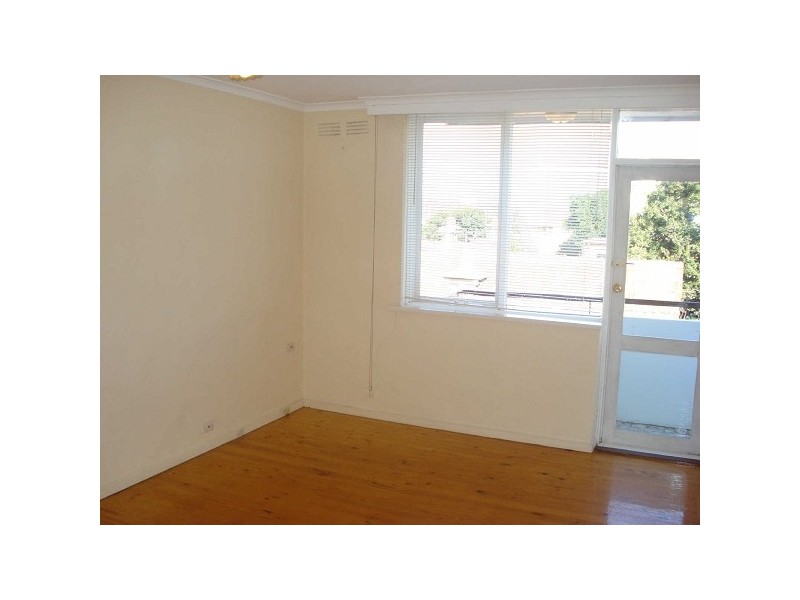 11/8  Robe Street, St Kilda VIC 3182