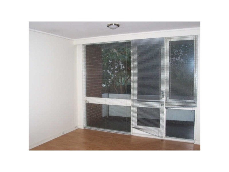 28/12  Clyde Street, St Kilda VIC 3182