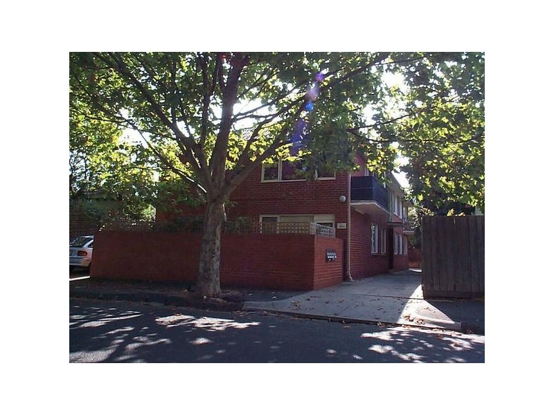 2/2  Rothesay Avenue, Elwood VIC 3184