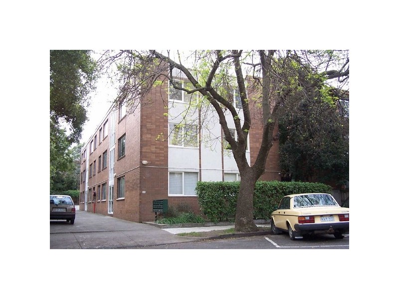 8/16  Robe Street, St Kilda VIC 3182