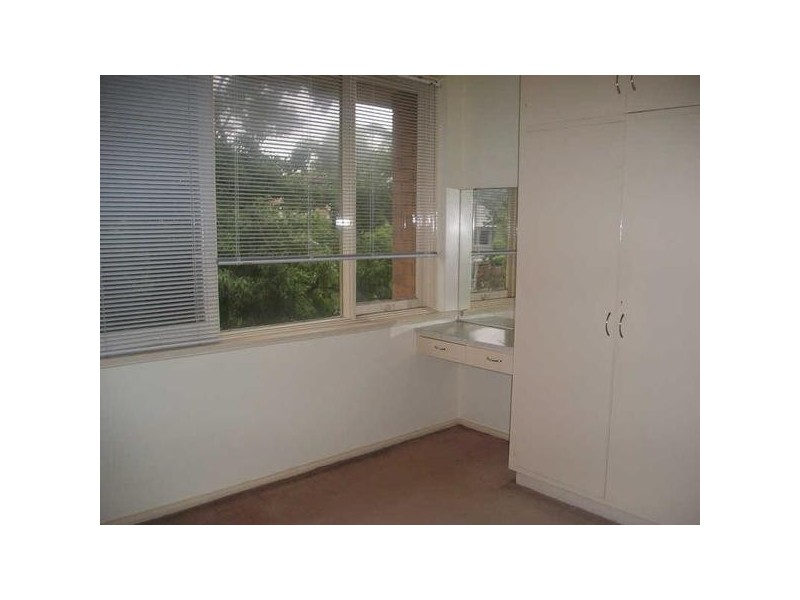 08/12  Robe Street, St Kilda VIC 3182