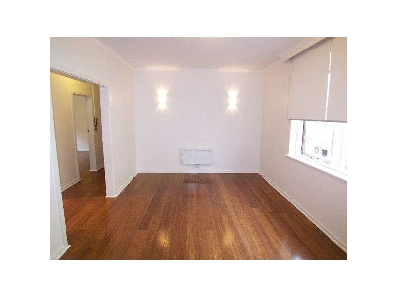 8/20  Marine Parade, St Kilda VIC 3182