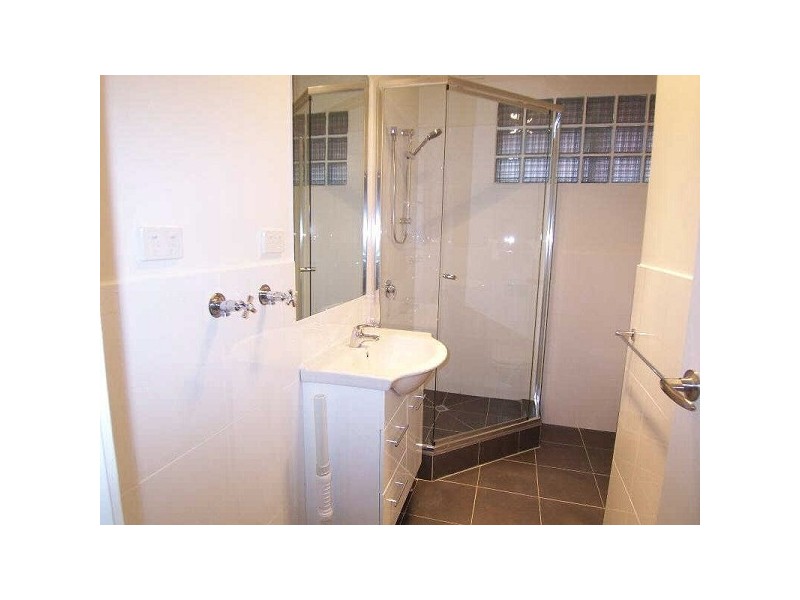 8/20  Marine Parade, St Kilda VIC 3182