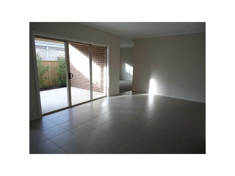 6 Ercildoune Court, Cranbourne West VIC 3977