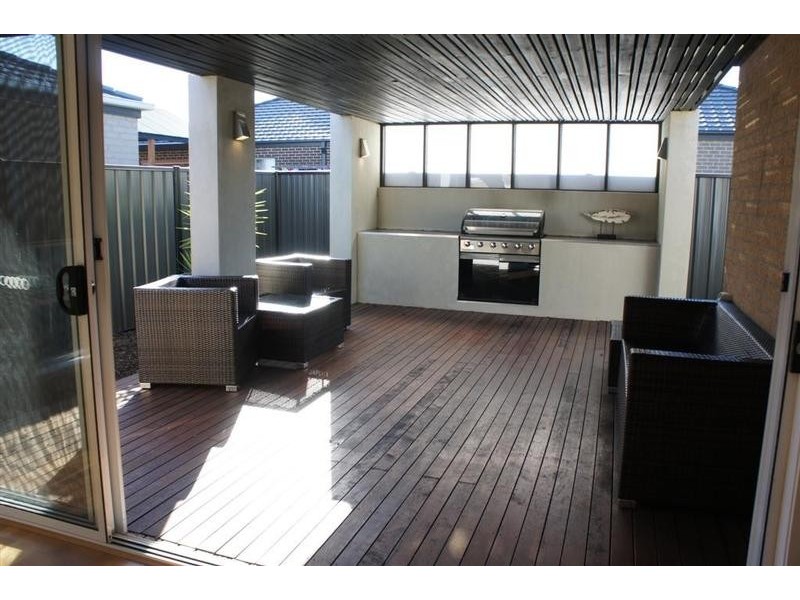 21 Connewara Crescent, Clyde North VIC 3978