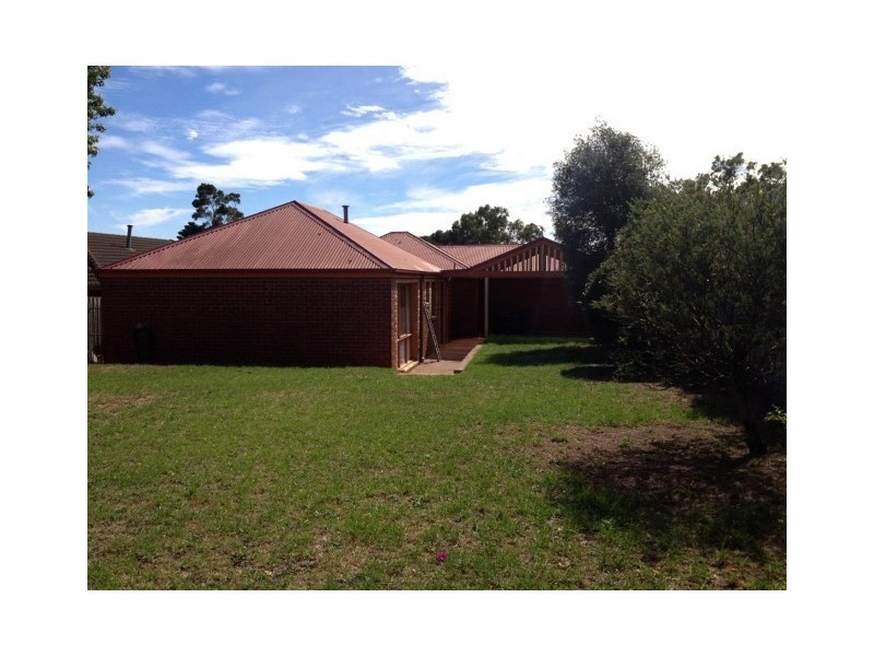 16 Heysen Drive, Skye VIC 3977