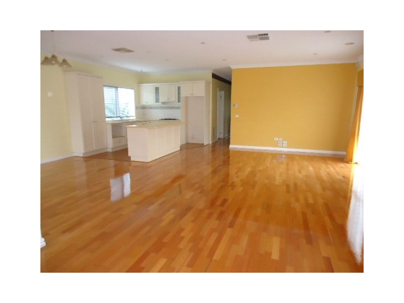 8 Masterton Place, Cranbourne East VIC 3977
