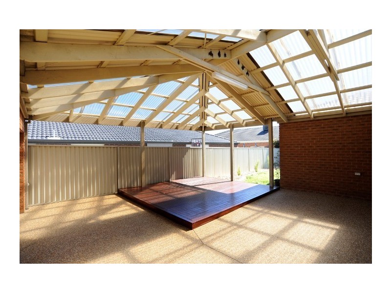 76 Scotsdale Drive, Cranbourne East VIC 3977