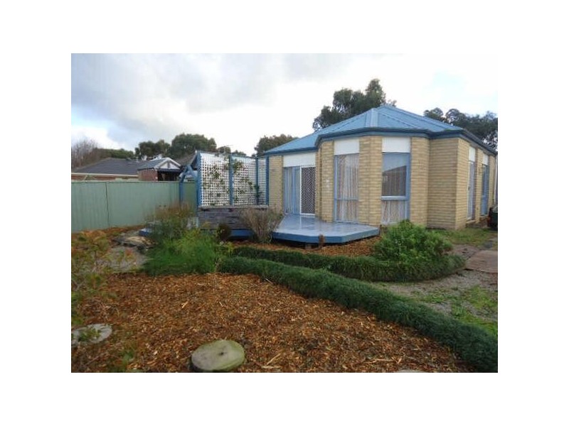 8 Masterton Place, Cranbourne East VIC 3977