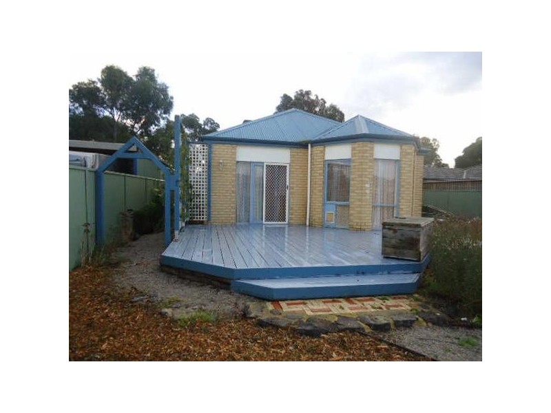 8 Masterton Place, Cranbourne East VIC 3977