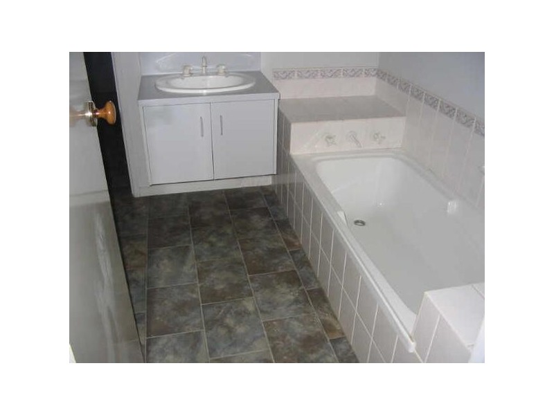 1  Saltbush Glade, Frankston VIC 3199