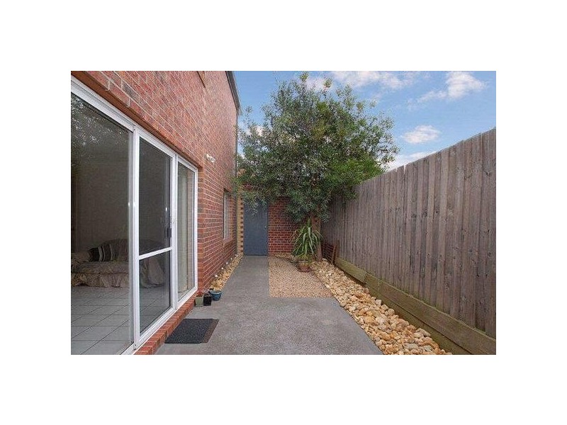 2/64  Lardner Road, Frankston VIC 3199