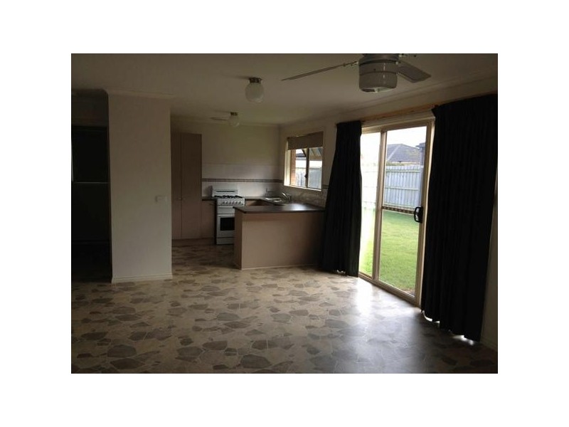 76  Calais Court, Cranbourne West VIC 3977