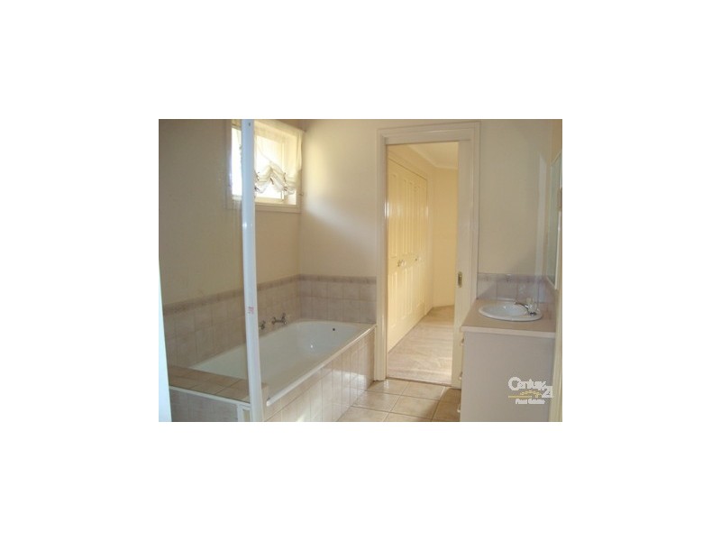 2/2 Hinkler Avenue, Bentleigh East VIC 3165