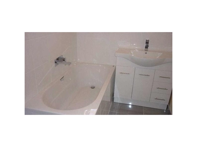 2/10 ELM GROVE, Mckinnon VIC 3204