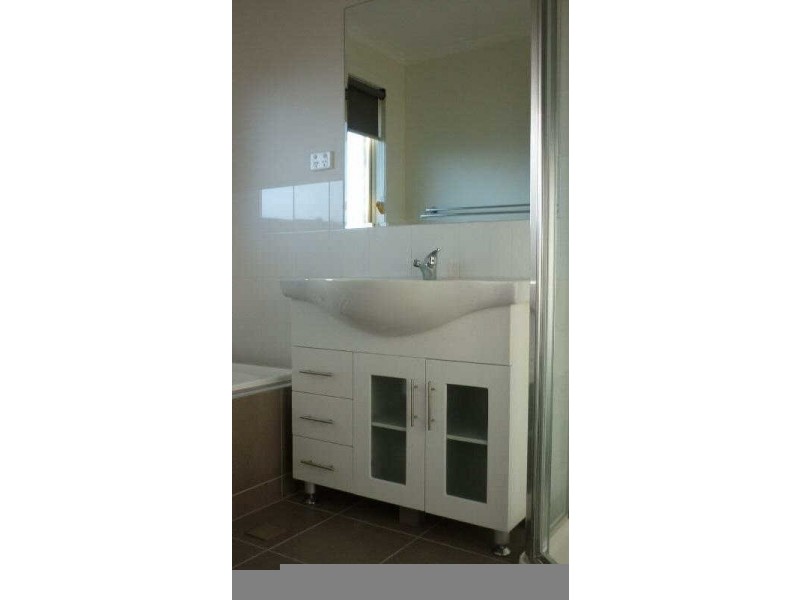 2/13  Eildon Road, Endeavour Hills VIC 3802