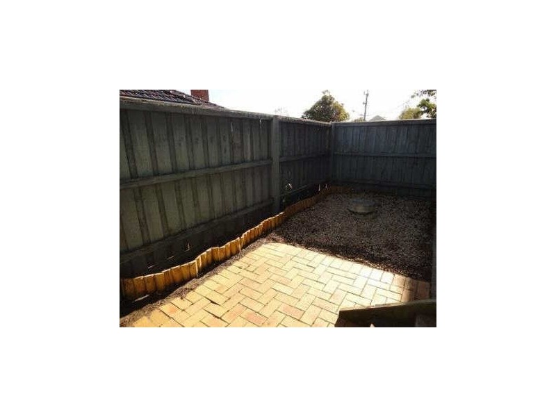 2/18  Magnolia Road, Gardenvale VIC 3185