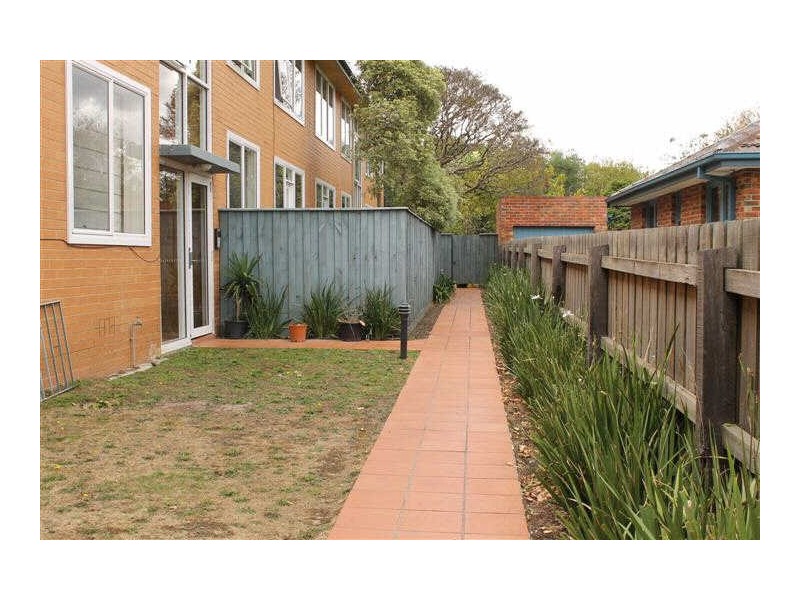 2/18  Magnolia Road, Gardenvale VIC 3185