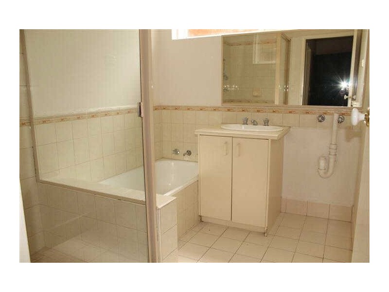 2/18  Magnolia Road, Gardenvale VIC 3185