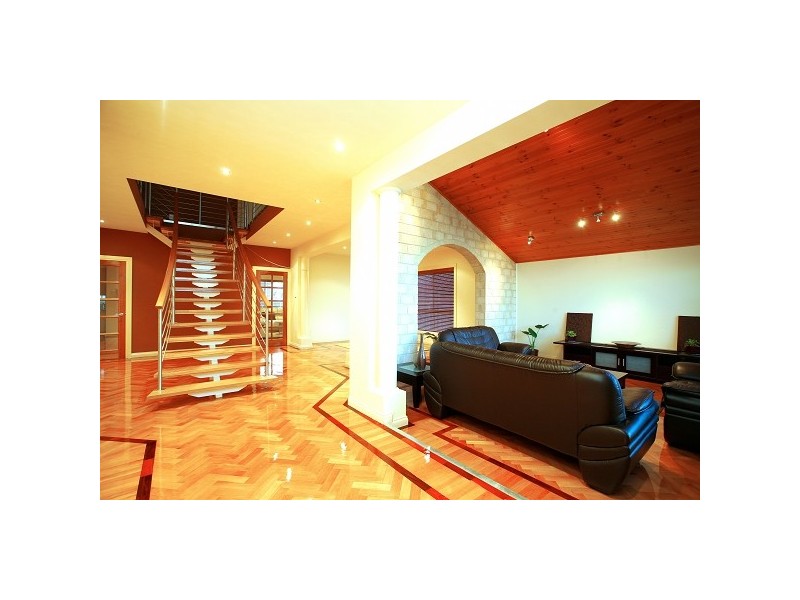 18 Madeira Court, Roxburgh Park VIC 3064