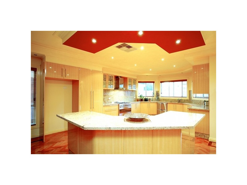 18 Madeira Court, Roxburgh Park VIC 3064