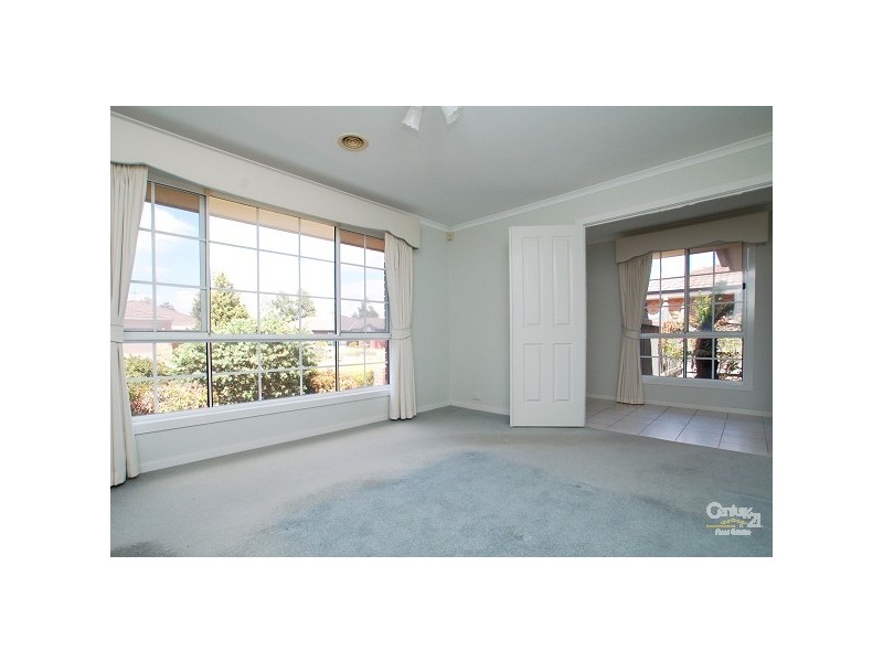 6 Gibney Close, Roxburgh Park VIC 3064