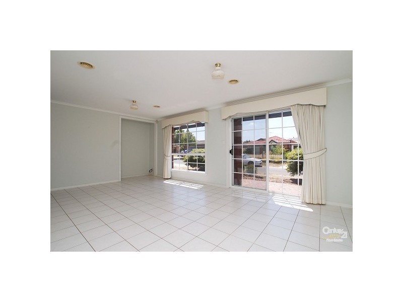 6 Gibney Close, Roxburgh Park VIC 3064