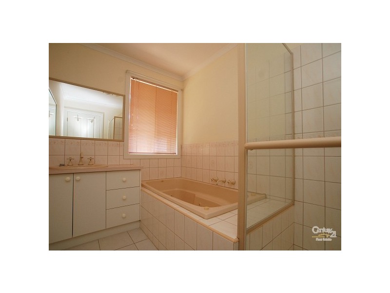 6 Gibney Close, Roxburgh Park VIC 3064